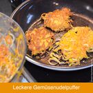 Die mit den Zutaten vermengten Gemüsespaghettis aufdrehen und in eine Pfanne geben.