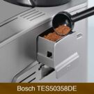 Der Bosch TES50358DE Kaffeevollautomat hat ein separates Bohnenpulverfach
