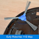Die zwei Seitenbürsten des RoboVac 11S Max sind leicht auszutauschen.