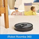 Der iRobot Roomba 960 passt sich automatisch dem Bodenbelag an