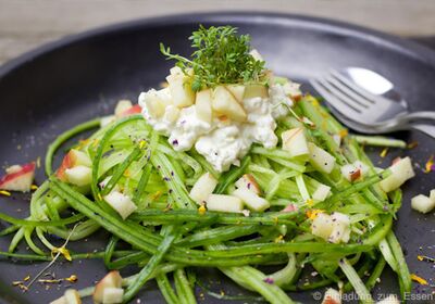 Spiralschneider schneiden aus Obst und Gemüse Spiralen und Spaghettis