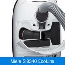 Der Miele S 8340 hat ein praktisches Staufach für das Zubehör