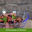 Rohkostsalat mit Walnüssen und leckerem Dressing.