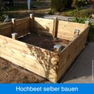 Hochbeet-Konstruktion fertig bauen und die Pfostenkappen anbringen.