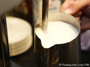 Herstellung von Milchschaum mit Kaffeevollautomaten oder Espressomaschine